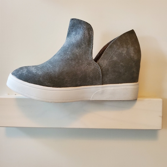 SOLD! NEW- NWT-Suede Wedge Sneakers 😍 - Picture 2 of 12